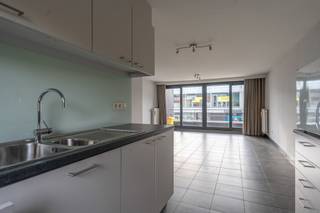 <strong>Modern 2-slaapkamer appartement met terras te Turnhout.</strong><br /><span>EPC: 183 kWh/m² | Beschikbaar: onmiddellijk | Geen gemeenschappelijke kost!</span><br /><br /><strong>Bezoek aanvragen kan via deze link</strong><span>: https://dilegno.mijnhuurprofiel.be/property/2dc75b87-87a0-4cde-b78a-b69958b9a422</span><br /><br /><strong>Omschrijving:</strong><br /><span>We betreden dit appartement op de eerste verdieping via de trap. De inkomhal geeft direct uit op de lichtrijke woonkamer met open, keuken. De keuken beschikt over een kookvuur, dampkap, koelkast, oven, dubbele spoelbak en vaatwasser. <br /><br />Tevens biedt de inkomhal toegang tot het aparte toilet, de praktische berging/wasplaats, de 2 slaapkamers en de badkamer. De badkamer is uitgerust met een douche, ligbad en een badkamermeubel met wastafel. Vanuit de woonkamer kan men het terras vooraan betreden.</span><br /><br /><strong>Algemeen:</strong><br /><span>- Beschikbaar: onmiddellijk<br />- EPC: 183 kWh/m² </span><br />- Terras<br />- <span>Geen gemeenschappelijke kost!</span>