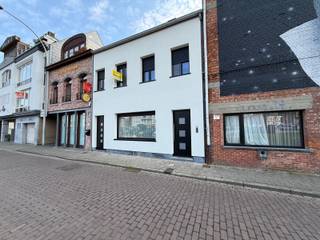 Op het gelijkvloers betreedt u de woning via de inkom- en traphal, die toegang biedt tot de lichtrijke woonkamer. Aansluitend werd een...