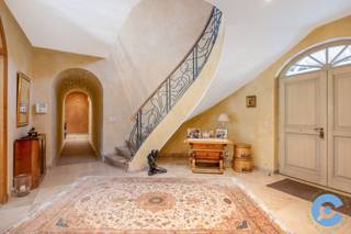 Deze solide en up to date villa ligt op een prachtig met bomen omringd, zuid west gericht perceel van 3.303m2. Het centrum van Edegem en Hove bevinden zich beide op wandel- en fiets afstand. <br /><br />Vanaf u binnenkomt in de royale inkomhal beseft u dat u binnentreedt in ware luxe. De volledige woning werd afgewerkt met de beste materialen en met een uitmuntend oog voor detail.<br /><br />Er is een aparte ontvangstruimte met aansluitend een kantoor met ingebouwde bibliotheek. <br /><br />De leefruimte met open haard heeft een open zicht over de aangelegde parktuin met zwembad en poolhouse. <br />De aangesloten maar afscheidbare eetkamer staat in onmiddellijke verbinding met de ingerichte keuken en bijkeuken.<br /><br />Van hieruit bereikt u tevens de 3 inpandige garages of de volledige kelderverdieping van 250m2. Deze is niet alleen volledig betegeld maar ook verwarmd waardoor ze uitermate geschikt is als fitnessruimte, ontspanningskamer, … Er is ook een gekoelde wijnkelder voorzien voor de liefhebbers.<br /><br />Op de eerste verdieping bevinden zich maar liefst 6 slaapkamers en 3 badkamers. Aan ruimte dus geen gebrek.<br /><br />De aangelegde parktuin huist niet alleen het verwarmd zwembad (12,5m x 5m) maar heeft ook nog een prachtige bbq ruimte met infrarood verwarming en een overdekt terras waar het heerlijk zitten is in elk seizoen. Als extra troef is er nog een aparte guesthouse met eigen keuken, badkamer en slaapkamer.<br /><br />Extra troeven: super ligging – gunstig EPC – 3 inpandige garages – alarmsysteem – elektrische rolluiken – meerdere zonneterrasen – waterontkalker – extra zolderruimte - centraal stofzuigsysteem - geïrrigeerde en verlichte tuin - vloerverwarming - recente verwarmingsketel (2022 - Viessman) - ...<br />