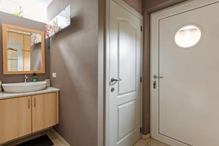 Recente halfopen bebouwing gelegen op een perceel van ca. 385 m².<br /><br />Indeling en omschrijving:<br />U betreedt deze rustig gelegen woning via de inkomhal met vestiaire en gastentoilet. De gezellige woonkamer werd afgewerkt met een parketvloer. Aansluitend vindt u de lichtrijke keuken, die dankzij de glaskoepel geniet van voldoende natuurlijke lichtinval. Naast de keuken bevindt zich een inloopdouche. De woning is voorzien van rolluiken. <br />Op de eerste verdieping vindt u twee slaapkamers, een dressing en badkamer uitgerust met ligbad, toilet en lavabo met meubel. Ten slotte beschikt deze woning nog over een praktische zolder, welke perfect kan worden afgewerkt als een volwaardige extra slaapkamer.<br />Buiten geniet u van een volledig aangelegde tuin met een ruim bijgebouw, ideaal als hobbyruimte, opslagplaats of extra bergruimte. <br /><br />Extra info: gunstig gelegen I <span>EPC 286 kWh/ (m² jaar) label C I infoplicht: Vg, Wg, Vv, Gvkr, Gmo I watertoets: P-score: A I G-score: A.</span>
