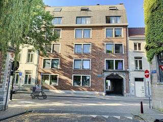 Goed gelegen studio/flat in het centrum Leuven (openbaar vervoer, winkels, ontspanningsmogelijkheden op wandelafstand).De residentie ligt recht...