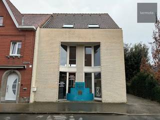 Deze ruime eigendom, nabij het centrum van Desselgem, biedt zeer veel mogelijkheden.Op het gelijkvloers bevindt zich een handelsruimte met bureel en...
