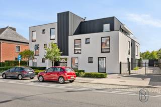 STIJLVOL en LUXUEUS appartement met 3 SLK, TERRAS 16m² en kelderberging op een TOPLOCATIE in een recent gebouw.Indeling: inkomhal met vestiaire,...