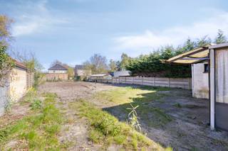 <strong>Bouwgrond voor halfopen bebouwing op perceel van 8a 20ca te koop in Balen (mogelijkheid tot 6% Btw bij sloop en heropbouw)</strong><br /><br />Gelegen op een goed bereikbare locatie in Balen, bevindt Soef 41 zich in een aangename woonomgeving met een vlotte verbinding naar het centrum en omliggende gemeenten. Winkels, scholen en openbaar vervoer bevinden zich op korte afstand. De groene omgeving zorgt bovendien voor een aangename woonkwaliteit en tal van recreatiemogelijkheden. Een ideale ligging voor wie rustig wil wonen met alle voorzieningen binnen handbereik.<br /><br />Specifieke bouwvoorschriften zijn er momenteel nog niet, aangezien de bestaande woning eerst moet worden gesloopt. Nadien kan er een nieuwe halfopen bebouwing worden gerealiseerd.<br />Wel zijn volgende zaken reeds bekend:<br />- Rooilijn op 7 m van de wegas<br />- Bouwlijn op 6 m van de rooilijn<br />- Bouwdiepte van 12 m<br />- Minimaal 3 m afstand te bewaren tot de linker perceelsgrens<br /><br />De verdere mogelijkheden kunnen besproken worden met de gemeente Balen.<br /><br />Ben je op zoek naar een uitzonderlijke opportuniteit om je droomwoning te realiseren met een enorm fiscaal voordeel?<br />Deze grond met te slopen woning biedt een unieke kans voor sloop en heropbouw aan het verlaagde btw-tarief van slechts 6% (onder voorwaarden). Dankzij deze regeling geniet je van een aanzienlijke besparing ten opzichte van het standaard btw-tarief van 21%, wat deze grond bijzonder interessant maakt. Zo kan je een aanzienlijk bedrag besparen.<br /><br />Consulteer voor meer informatie de website van Vlaanderen via https://www.vlaanderen.be/bouwen-wonen-en-energie/bouwen-en-verbouwen/btw-tarief-van-6-bij-renovatie-en-sloop-en-heropbouw-van-woningen<br /><br />De woning heeft een energielabel ‘F’ wat wil zeggen dat dit pand is onderworpen aan de renovatieverplichting van de Vlaamse overheid voor residentiële gebouwen behoudens sloop binnen 6 jaar na de aankoop. Consulteer voor meer informatie de website van het Vlaams Energie- en Klimaatagentschap via https://www.vlaanderen.be/een-huis-of-appartement-kopen/renovatieverplichting-voor-residentiele-gebouwen<br /><br />Spreekt deze opportuniteit jullie aan? Contacteer ons via info@bosmanvastgoed.be voor meer info. Wij helpen jullie graag verder!<br /> 