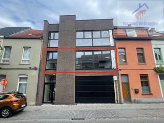 Ontdek dit prachtig nieuwbouwappartement van 70 m², ideaal gelegen in het centrum van Aalst. Het bevindt zich op de eerste verdieping van dit...