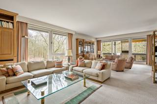<p><span>Uniek luxeappartement met een fenomenaal zicht over het Park Den Brandt en met een prachtige bew. opp. van ca 230 m². Dit app. gelegen op de 2de verdieping van een prima onderhouden & standingvolle gebouw omvat een ruime woonkamer met een heerlijk vrij uitzicht en een terras, een open eetkamer, een luxe ingerichte keuken met ontbijthoek, masterbedroom met badkamer afgewerkt met travertijn en eigen dressing , twee extra grote slaapkamers, een tweede badkamer met ligbad en douche, een staanplaats (in optie aan 50.000) in de onderbouw van het gebouw alsook een grote kelder. Uniek aanbod voor wie op zoek is naar een luxeappartement in de groene en residentiële rand van Antwerpen. Rust, ruimte en hoge levenskwaliteit op de perfecte locatie. Goede aansluiting op het wegennet en vlotte toegang naar centrum Antwerpen.</span></p>