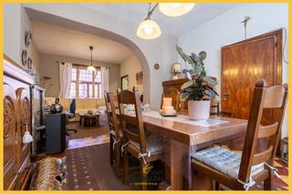 <strong>Immo Van Middelem verkoopt deze goed onderhouden, te moderniseren woning met 3 kamers, 4de mogelijk mits inrichten zolder, er is reeds een vaste trap.</strong><br /><br />Een grote troef van deze woning is de centrale ligging van deze woning op vlak van openbaar vervoer, nabijheid van winkels en scholen.<br /><br />Het dak en de ramen werden vernieuwd in 2020.<br /><br />De indeling is als volgt: <br />- GELIJKVLOERS: inkomhal, living (salon & eetplaats), keuken met toegang tot de veranda, vanuit de veranda toegang tot de badkamer (met wc) alsook tot de tuin;<br />- 1e VERDIEPING: nachthal, slaapkamer 1, slaapkamer 2 met aansluitend slaapkamer 3.<br />- ZOLDERVERDIEPING: zolderruimte die kan ingericht worden tot 4de kamer;<br />- KELDER: voorraadkelder <br /><br />Geen CV, gashaard in de living en eetplaats.<br />Gasketel in badkamer.<br /><br />EPC: 382 kWh/m².jaar - label D (UC: 3558184).<br />Niet opgenomen in het maatregelenregister.<br />Vrij mits inachtneming van huurder.