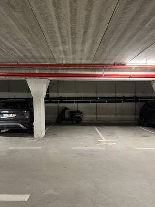 <p>Gelegen op een aantrekkelijke locatie in Lier, biedt deze parking een comfortabele oplossing voor al uw parkeerbehoeften. De toegang is eenvoudig en geeft u de mogelijkheid om uw voertuig veilig te stallen, zonder de logistieke drukte van de stad in te gaan. Deze parkeerplaats is een uitstekende keuze voor iedereen die op zoek is naar een praktische oplossing dichtbij het centrum, waar u met een gerust hart uw wagen kunt achterlaten.<br />De autostaanplaats is 26000 euro, de super veilige fietsplaatsen achter slot en grendel zijn 2000 euro per plaats</p>
<p> </p>