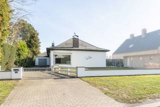 In een aangename buurt van Lokeren bevindt zich deze charmante bungalow met een praktische indeling en tal van troeven.De woning omvat een inkomhal,...