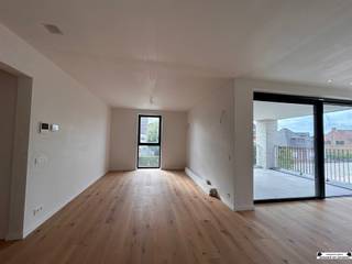 <p><span>Luxueux appartement 1.4 à haut rendement énergétique situé dans le bloc A </span></p><p><span> </span></p><p><span>L'appartement du premier étage a une superficie de 110,9</span><span><sup>m2</sup></span><span>, 2 chambres à coucher, 1 salle de bain et une terrasse qui vous permet de profiter de l'environnement en toute tranquillité. </span></p><p><span>En sous-sol, il y a un grand parking avec des box de garage, des places de parking et des salles de stockage séparées.</span></p><p><span> </span></p><p><span>Chaque appartement est équipé d'un chauffage par le sol au moyen d'une pompe à chaleur air-eau et d'un système de ventilation mécanique de type C+evo. </span></p><p><span>Les exigences du BEN (quasi-neutralité énergétique) sont atteintes en accordant une attention particulière à l'étanchéité, à une bonne isolation, à des systèmes de chauffage économiques et à des panneaux solaires. Chaque unité sera finie avec des matériaux de haute qualité. </span></p><p><span> </span></p><p><span>L'agencement de l'appartement/maison est le suivant : un vaste espace de vie suivi d'une cuisine ouverte (d'une superficie totale d'environ 45,5</span><span><sup>m2</sup></span><span>), une buanderie/rangement, un hall de nuit avec accès aux 2 chambres à coucher,</span></p><p><span>1 salle de bain avec douche et baignoire et un WC séparé.</span></p><p><span> </span></p><p><span>En outre, vous déterminez l'aspect et l'ambiance de votre propre appartement en faisant votre choix chez les fournisseurs indiqués.</span></p><p><span> </span></p><p><span>Prix de l'appartement</span></p><p><span>Valeur du terrain : € 104 000 (hors 12% RR) € 116 480 (12% RR inclus)</span></p><p><span>Valeur de la construction : € 276 000.00 (hors 21% RR) € 333 960.00 (21% RR inclus)</span></p><p><span>TOTAL :</span><span>€ 380 000.00 (hors frais) € 450 440.00 (frais inclus)</span></p><p><span> </span></p><p><span>Pour visualiser l'ensemble du projet, une maquette a été réalisée et est exposée dans les bureaux de Janssen et Janssen - Theo Verellenlaan 55, Gooreind Wuustwezel</span></p><p><span>En outre, les spécifications et les plans sont disponibles au bureau sur rendez-vous : tel 03/663 44 44</span></p><p><span> </span></p><p><span>Plus d'informations sur www.janssenenjanssen.be</span></p><p><span> </span></p>