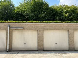 Stevige gebouwde en droge afgesloten garagebox nr 17 (betonwanden en plafond) afgesloten met manuele metalen kantelpoort op het Kollegeplein,...