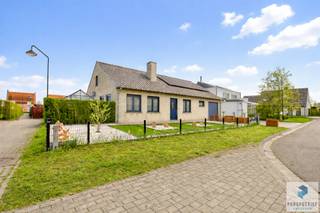 KNESSELARE – RICHTPRIJS - Ruime gelijkvloerse woning met 3 slaapkamers en zuidwestgerichte tuin<br />Inkomhal met apart gastentoilet en toegang tot de ruime, lichtrijke leefruimte met zit- en eetplaats.<br />De ingerichte keuken beschikt over een praktische eethoek en sluit aan op de veranda.<br />Via de nachthal bereikt men drie slaapkamers, een badkamer, ruime wasplaats/berging en een garage.<br />Op de verdieping kunnen extra slaapkamers worden ingericht.<br />Vooraan de woning bevindt zich een oprit met voldoende parkeermogelijkheden. Achteraan geniet men van een verzorgde, zuidwestgerichte tuin met groot terras en tuinhuis.<br /><br />Extra informatie:<br />- Inclusief zonnepanelen en energieopslag via batterij (2 * 5,4 KW)<br /><br />RICHTRIJS - 399.000 EUR - De vermelde prijs is een richtprijs: ieder bod wordt voorgelegd aan de eigenaars, die al dan niet kunnen ingaan op het voorstel.<br /> 
<div>
<div>
<div>
<div>
<div>
<div>
<div>
<div><span><span><span><span><span><span><span><span><span><span><span><span><span><span><span><span><span><span><span><span><span><span><span><span><span><span><span><span><span><span><span><span><span><span><span><span><span><span><span><span><span><span><span><span><span><span><span><span><span><span><span><span><span><span><span><span><span><span><span><span><span><span><span><span><span><span>Contacteer PERSPECTIEF VASTGOED – 7 op 7 bereikbaar – voor meer informatie of een bezoek.<br />Bel  050/550.750 of mail naar info@perspectiefvastgoed.be.</span></span></span></span></span></span></span></span></span></span></span></span></span></span></span></span></span></span></span></span></span></span></span></span></span></span></span></span></span></span></span></span></span></span></span></span></span></span></span></span></span></span></span></span></span></span></span></span></span></span></span></span></span></span></span></span></span></span></span></span></span></span></span></span></span></span></div>
</div>
</div>
</div>
</div>
</div>
</div>
</div>