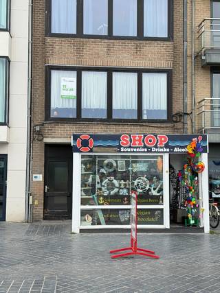 Dit appartement met één slaapkamer is perfect gelegen op wandelafstand van het bruisende centrum van Oostende en biedt een onovertroffen uitzicht op de havengeul. Tevens is het strand van Oostende op 100m. <br /><br />Het appartement beschikt over volledig nieuwe beglazing waardoor dat het appartement energiezuinig is. De indeling is als volgt: gemeenschappelijke hal - trap - lift - inkomhal - lichtrijke living - keuken - terras binnenin - badkamer (ligbad en wastafel) - apart toilet en aparte slaapkamer. <br /><br />Vrij vanaf 1/07/2026. Maximum voor 2 personen, voor bewoning als domiciliëring. Huurprijs 750 €/mnd + 50 €/mnd syndic. <br /><br />Bij interesse, gelieve enkel en alleen te reageren via het contactformulier. Wij contacteren u terug van zodra een bezoek mogelijk is.