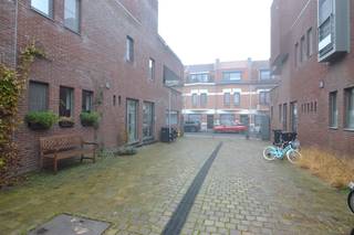 Top gelegen appartement in Mechelen. Op fietsafstand van het centrum en toch zeer rustig in een afgesloten complex.<br />Het appartement bevind zich op de 2e verdieping, er is geen lift aanwezig<br /><br />Indeling: <br />Inkomhal, ruime lichtrijke woonkamer, volledig geïnstalleerde open keuken met aansluitend een berging met aansluiting voor wasmachine, nachthal met inbouwkasten,<br />1 slaapkamer , badkamer met douche, apart toilet, mooi terras, kelderberging en autostaanplaats.<br /><br />Het appartement is volledig instapklaar en bijna volledig gemeubeld (exclusief zetel en bed)<br /><br />Provisie kosten algemene delen: 60 euro/maand<br /><br />Graag meer info of een bezoek via info@immovos.be of 0479 35 71 72.