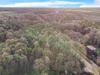 <strong>Exclusieve villagrond (+/- 5.000 m²) te Kapellen</strong><br /><br />Het perceel heeft een mooie oppervlakte van ca. 5.000 m2, een straatbreedte van 50m en een diepte van 100m en beschikt over een prachtig bomenbestand en veel privacy.<br /><br />De ligging is residentieel, in de nabijheid van diverse natuurgebieden zoals tussen het centrum van Maria-ter-Heide en Kalmthout. Maar ook centraal in de nabijheid van openbaar vervoer en snelwegen. Een prachtige en groene omgeving!<br /><br /><br />Voor meer informatie en vragen kan u steeds terecht bij de gemeentelijke dienst Vergunningen via ruimte@kapellen.be of 03 660 66 04 of aan de balie Ruimte &amp; Wonen.<br /><br />Heeft u interesse in deze bouwgrond? Contacteer ons gerust op het nummer 03 337 50 70 of via info@vbvastgoed.be.<br /> 