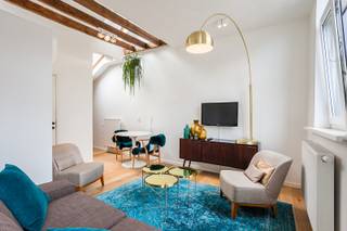 Zeer charmant, luxueus ingericht gemeubeld dak-appartement met 1 aparte slaapkamer en zonneterras op absolute topligging in het hartje van de stad in een zeer rustig straatje (tussen de Kammenstraat en de Nationalestraat vlakbij de Groenplaats). <br /><br />Beschikbaar vanaf 01 januari. <br /><br />De flat is volledig bemeubeld met zeer kwaliteitsvolle en stijlvolle meubelen, alles in goede staat. Ideaal voor expats, minimum duur contract 1 jaar. <br /><br />Indeling: <br />ingerichte keuken (voorzien van grote koelkast met vriesvak, combi-oven, kookvuur, dampkap, Nespresso machine, wasmachine), mooie leefruimte op parket, badkamer met douche, toilet, lavabo. Aparte slaapkamer. Zonnig terras. <br /><br />Bijzonderheden:<br />Maandelijkse kosten 50 euro. <br />Alle verbruik met eigen meters. Cv op gas, ramen met dubbele beglazing. <br />De flat is gelegen op de 3e verdieping (geen lift). <br />EPC: C (279 kWh)<br />Wees er snel bij, deze flat is een juweeltje!