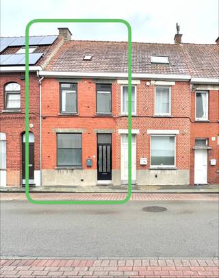 Op een rustige residentiële locatie te Izegem ligt dit gezellig instapklaar huisje; Indeling: Salon, eetplaats, keuken, badkamer, vanuit de keuken...