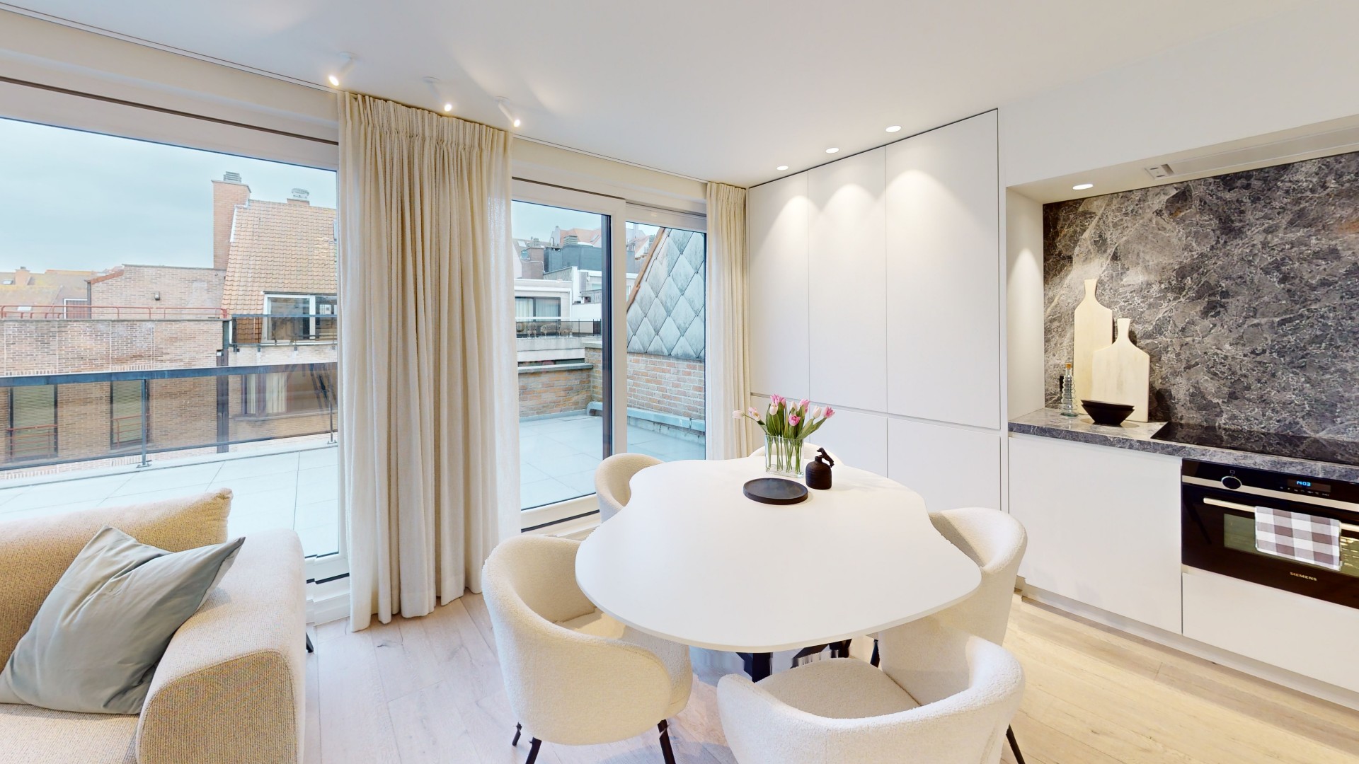 Appartement penthouse entièrement rénové situé au cinquième étage de la Leopoldlaan à Knokke-Heist. - photo 5
