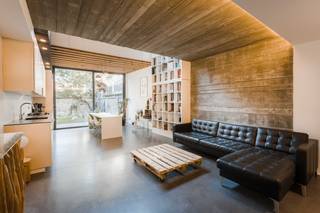 ONDER OPTIE - In het levendige Borgerhout, tussen het Centraal Station en het Moorkensplein, vind je deze hedendaagse architectenwoning. Een...