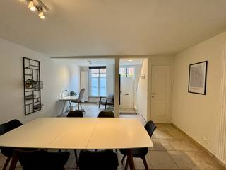 Moderne gemeubelde woning met 2 slaapkamers, 2 badkamers en een kleine stadskoer, centraal gelegen op wandelafstand van de Augustijnenrei,...