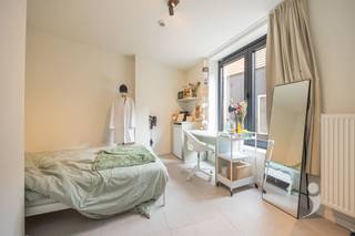 <p><span>Recent vernieuwde kamer.</span></p><p><span> </span></p><p><span>Deze kwalitatieve studentenkamer, gelegen op dé winkelwandelstraat van Leuven, is volledig in nieuwbouwstaat.</span></p><p><span>Je beschikt over een slaaphoek, bureau, kast met eigen frigo en microgolf en een eigen douche.</span></p><p><span>In het gebouw zijn 2 goed uitgeruste gemeenschappelijke keukens, alsook een gezellige ontspanningsruimte met zonneterras.</span></p><p><span>De kamer is volledig bemeubeld.</span></p><p><span> </span></p><p><span>Momenteel verhuurd voor 26-27 aan 590 EUR (excl. kosten).</span></p><p><span> </span></p><p><span>Interesse? Contacteer ons via 016 15 31 15 of <span>info@immolivit.be</span></span><span> </span></p><p><span> </span></p>