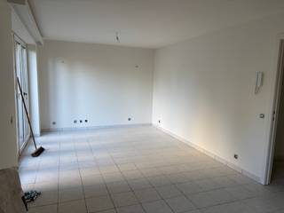 Studio op wandelafstand van station Gent Sint-Pieters, vlotte verbinding met het openbaar vervoer, wagen, ... gelegen nabij winkels, universiteiten, ... De indeling is de volgende: inkomhal, leefruimte met keuken, badkamer met douche, lavabo en toilet, opgelet geen aansluiting wasmachine aanwezig! De ruimtes worden nog afgewerkt en geschilderd, direct beschikbaar, te bespreken - huurprijs 625 euro/maand + 65 euro/maand gemeenschappelijke kost incl. verbruik water. Enkel zelf nog een abonnement voor elektriciteit af te sluiten. Geschikt voor één persoon met domicilie (of betalen van taks tweedeverblijf), geen huisdieren.