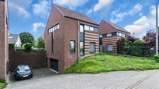 <p>Gelegen aan de Venlosesteenweg 55 vindt u deze verrassend ruime woning met enorm veel potentieel, op een uitstekende locatie vlak bij de Nederlandse grens. Dankzij de vlotte verbinding naar zowel het centrum van Maaseik als Nederland geniet u hier van een ideale combinatie van bereikbaarheid en comfortabel wonen. Winkels, scholen, horeca en andere voorzieningen bevinden zich bovendien op korte afstand.<br /><br /></p>
<p>De woning is momenteel ingericht als kantoorruimte, maar is stedenbouwkundig volledig vergund als woning. Dit biedt een unieke opportuniteit voor wie op zoek is naar een ruime gezinswoning die volledig naar eigen smaak kan worden ingericht. Mits enkele aanpassingen kan deze eigendom eenvoudig worden omgevormd tot een prachtige en moderne woning met een zeer ruime indeling. Bovendien zijn de binnenmuren niet dragend, wat zorgt voor een grote flexibiliteit bij het herindelen van de ruimtes en het creëren van een open en hedendaags woonconcept.<br /><br /></p>
<p>Met een totale bruikbare oppervlakte van maar liefst 236 m², inclusief zolder en kelder, beschikt de woning vandaag over verschillende multifunctionele ruimtes die perfect kunnen worden ingericht als gezellige leefruimtes, bureau, hobbyruimte en meerdere slaapkamers. Dankzij de vaste trap naar de zolderverdieping biedt ook deze verdieping enorm veel extra mogelijkheden. Hier kan bijvoorbeeld een royale master bedroom, extra slaapkamers of een polyvalente hobbyruimte worden ingericht. Zo kan zonder moeite een volwaardige woning met vier tot vijf slaapkamers gerealiseerd worden.<br /><br /></p>
<p>Verder is de woning volledig onderkelderd, ideaal als opslagruimte, hobbyruimte, werkatelier of bijkomende functionele oppervlakte.<br /><br /></p>
<p>Ook op vlak van comfort en energie scoort deze eigendom uitstekend. Zo beschikt de woning over PVC-schrijnwerk, centrale verwarming op aardgas, 29 zonnepanelen én een gunstig EPC-label B met een EPC-score van 194 kWh/m²jaar.<br /><br /></p>
<p>Buiten geniet u van een gezellig zuidgericht terras waar u in alle rust van de zon kunt genieten tot in de avonduren.<br /><br /></p>
<p>Kortom: een ruime en veelzijdige eigendom met tal van mogelijkheden, een flexibele indeling en een uitstekende ligging nabij Nederland — ideaal voor wie ruimte, comfort en potentieel weet te waarderen én graag een woning volledig naar eigen smaak vormgeeft.</p>