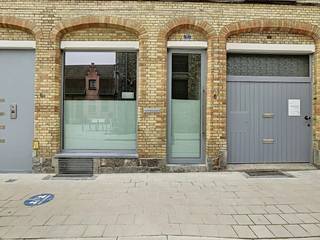 Commerce/office for rent of approximately 35m² in the center of Ypres. The building is located a stone's throw from the Boterstraat, the Leet, the Grote Markt and the Rijselsestraat, in short, a central commercial location. The property consists of an open space of approximately 20 m², a kitchenette of approximately 6 m², an archive room of approximately 5 m² and a basement of approximately 25 m².Technical:- Natural gas central heating;- C+ ventilation system;- 400V possiblePossibility to rent a parking space near the property. Are you looking for a commercial property/office in the Ypres region? Don't hesitate to contact us at 057489499!