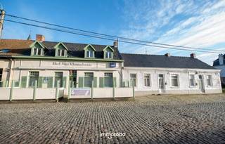De verkoop bestaat uit een te renoveren handelsruimte, 2 te renoveren woningen en een perceel grond, samen 1131m².Kom de sfeer opsnuiven en breng een...