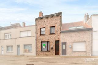 In de Schapenstraat 21 te Oostende bevindt zich deze te renoveren rijwoning met een bewoonbare oppervlakte van 148 m². Dankzij haar centrale en strategische ligging vormt deze eigendom een uitstekende opportuniteit voor wie op zoek is naar een renovatieproject met tal van mogelijkheden. ✨<br /><br />Via de inkomhal betreedt u de woning, die op het gelijkvloers beschikt over een gastentoilet, een ruime woonkamer, een keuken en een badkamer. Dankzij de praktische indeling biedt deze verdieping een uitstekende basis om volledig naar eigen smaak en woonwensen in te richten. 🛋️🍽️<br /><br />Op de eerste verdieping bevinden zich twee volwaardige slaapkamers, terwijl de tweede verdieping nog eens twee extra slaapkamers en een zolderberging omvat. Met in totaal vier slaapkamers biedt deze woning meer dan voldoende ruimte voor een gezin of voor wie extra kamers wenst in te richten als bureau, hobbyruimte of dressing. 🛏️<br /><br />Een bijkomende troef is de mogelijkheid om een garagebox aan te kopen in de residentie recht tegenover de woning. In deze buurt, waar parkeergelegenheid een absolute meerwaarde is, vormt dit een interessante extra optie. 🚗<br /><br />Dankzij de centrale ligging bevinden winkels, scholen, openbaar vervoer en belangrijke invalswegen zich binnen handbereik. Dit maakt de woning niet alleen interessant voor eigen bewoning, maar ook als investering.<br /><br />Kortom, een woning met een stevige basis, een ruime bewoonbare oppervlakte en bijzonder veel potentieel. De ideale kans voor wie op zoek is naar een renovatieproject op een uitstekende locatie in Oostende. 🌟<br /><br />