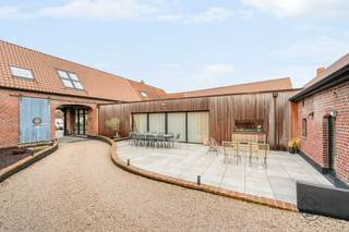 Magnifique propriété idéalement située dans l'agréable village de Lamain.Cette dernière, entièrement remise à neuve en 2021 et située sur un beau...