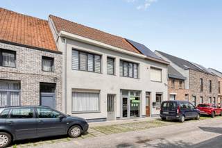 In het bruisende centrum van Lokeren bevindt zich deze bijzonder ruime woning met tal van mogelijkheden. Gelegen op wandelafstand van...