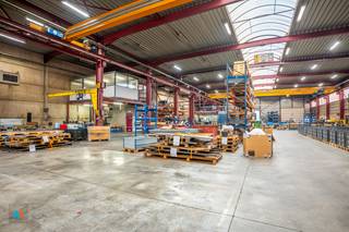 Ruime industriële loods in Hoogstraten, gelegen aan de Hinnenboomstraat 1.Deze loods heeft een oppervlakte van 3.086 m² met een hoogte van 7,50...