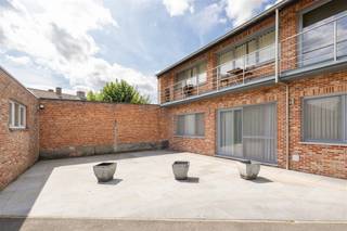 <p><span><strong>2,9% HUURRENDEMENT | ENERGIEZUING GELIJKVLOERS APPARTEMENT MET GROOT TERRAS OP TOPLIGGING IN HARTJE TIELT</strong></span><br /><span>In hartje Tielt, vinden we dit kwalitatief (bouwjaar 2014) gelijkvloers appartement, vlakbij bakker, slager, supermarkt, scholen, restaurants en openbaar vervoer, doch met rustige ligging. Met een bewoonbare oppervlakte van maar liefst 130 m² kan men genieten van een prachtige ruime en lichtrijke leefruimte met open keuken, 2 slaapkamers en voldoende bergruimte. Daarnaast kan men volledig tot rust komen op het grote privéterras van maar liefst 60 m². Met een huurrendement van 2,9 % is dit de ideale investeringseigendom maar ook voor eigen bewoning heel interessant.</span><br /><span>Kijkdag op afspraak zaterdag 29 augustus, mail of bel om jouw afspraak vast te leggen.</span></p><p><br /><span><strong>INDELING: </strong></span><br /><span>We komen binnen in de inkomhal met rechtstreekse toegang tot de zeer ruime leefruimte met open keuken. De leefruimte geniet grote raampartijen die zorgen voor veel natuurlijk lichtinval. De open keuken is voorzien van alle comfort (kookplaat, dampkap, spoelbak, vaatwasmachine, oven, microgolfoven) en geniet aansluitend een grote berging met aansluiting wasmachine. Verder zijn er 2 ruime volwaardige slaapkamers waarvan 1 met zicht op het terras van maar liefst 60 m² die mag worden afgesloten. Het appartement geniet tevens een uitgeruste badkamer met zowel bad als douche, lavabo met meubel en toilet. Tot slot kan men nog aansluitend een garage bijkopen voor 28.000 euro. Dit uitgerust met kraantje, elektriciteit en een geautomatiseerde sectionale poort. </span></p><p><br /><span><strong>TROEVEN: </strong></span><br /><span>- Topligging</span><br /><span>- 130 m² bewoonbare opp.</span><br /><span>- Terras van 60 m²</span><br /><span>- Energiezuinig</span><br /><span>- Garage</span><br /><span></span></p>
