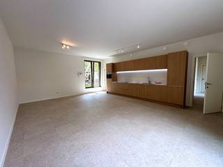 Bent u op zoek naar een instapklaar en modern appartement op een uitstekende locatie? Dit nieuwbouwappartement combineert comfortabel wonen met een rustige ligging, op wandelafstand van het bruisende centrum van Hasselt. Dankzij de ligging aan het Matrozenpad bevinden winkels, horecazaken, de jachthaven van Quartier Bleu en het openbaar vervoer zich vlakbij.<br /><br />Indeling van het gelijkvloers appartement<br /><br />Gelijkvloers: <br /><br />- Inkomhal<br />- Woonkamer<br />- Open keuken<br />- Berging<br />- Apart toilet<br />- Badkamer<br />- Slaapkamer<br />- Terras<br />- Tuin<br /><br />Verdiep -1: <br /><br />- Ondergrondse autostaanplaats (inbegrepen in de huurprijs)<br />- Gemeenschappelijke fietsenberging<br /><br />Extra info: <br />- EPB in opmaak<br />- oppervlakte 95.10m²<br />- energiezuinig <br />- geothermische warmtepomp<br /><br /><br />Naast de kwalitatieve afwerking geniet u van een centrale ligging met alle voorzieningen binnen handbereik. Scholen, winkels, horecazaken en openbaar vervoer bevinden zich in de onmiddellijke omgeving. Ook het centrum van Hasselt is vlot bereikbaar, zowel te voet als met de fiets.<br /><br />Dit appartement biedt een uitzonderlijke combinatie van ruimte, comfort en een uitstekende ligging – een unieke kans voor wie op zoek is naar een kwalitatieve huurwoning in Hasselt Centrum.<br /><br />De snelste manier om een bezoek te brengen aan dit appartement? Vraag je bezoek aan via de rode knop op onze website (www.dewaele.com).<br /><br />Telefonisch kunnen er geen afspraken gemaakt worden. Bij andere vragen kun je ons telefonisch contacteren via 011 30 50 50.<br /><br />Tot binnenkort<br /><br />