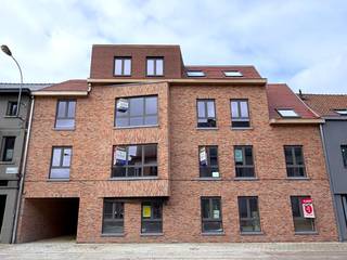 Residentie GreenScape ligt op een uitzonderlijk plek in de stad Bissegem. Het project is gelegen in de Meensesteenweg palend aan de groene omgeving van de neerbeekvallei, Bissegem plage en pal in het bruisende centrum. Daarbij een zeer vlotte verbinding met op 2 minuutjes van de oprit R8 en vlotte verbinding naar A19/E17/403.<br /><br />Deze exclusieve residentie GreenScape bestaat uit 7 ruime woonappartementen, waarvan 6 tweeslaapkamers en 1 éénslaapkamer, mogelijkheid om de gemeenschappelijke tuin te benutten en verschillende app’en met ruime terrassen. Daarenboven een sterke energiezuinigheid met E-peil van 17 of lager, verwarming voorzien via individuele warmtepomp en vloerverwarming, ...<br /><br /><br />De appartemeten zijn volledig naar eigen keuze in te richten, voorzien van moderne keuken en badkamer met ruime keuze aan topmaterialen, ruime berging en genieten van de namiddag -en avondzon vanop het terras met een verbluffend zicht op de achterliggende groenzone en toegang tot het natuurreservaat “Neerbeekvallei”.<br /><br />In de residentie zijn er ook achterliggend 7 ruime open carports voorzien én fietsenstalling op het gelijkvloers.<br /><br />Maak van deze Residentie uw Eigen stek of uiteraard ook uitermate geschikt als investeringsproject. Benieuwd naar deze unieke plek om te wonen? Bel ons, wij voorzien u graag van alle info en plannen.<br /><br />Onze Ref. DEV4239