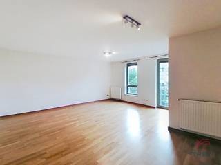<strong>WOLUWE-SAINT-PIERRE, near Place Sainte-Alix and the Forêt de Soignes, opposite Sportcity. Beautiful 2-bedroom flat in a leafy area offering a living area of ±120m²:</strong><br /><br /><strong><span>On the 3rd floor</span> :</strong><br />
<ul>
<li>Entrance hall of ±12m² with built-in cupboards and separate toilet</li>
<li>Living room of ±33m²</li>
<li>Fully equipped kitchen of ±11m² (oven, hob, extractor hood, fridge-freezer, microwave, dishwasher) opening onto a south-east facing terrace of ±10m²</li>
<li>Laundry room (equipped with a washing machine and tumble dryer)</li>
<li>Bedroom 1 of ±17m² with en-suite bathroom (bath/shower, double washbasin, WC)</li>
<li>Bedroom 2 of ±12m² with fitted wardrobes + en-suite shower room (shower, washbasin)</li>
</ul>
<strong><span>In the basement</span> :</strong><br />
<ul>
<li>Cellar no. 9</li>
<li>Mandatory indoor parking space no. 21 for 100€/month</li>
</ul>
<span>Service charge provision</span> : €180/month (communal areas, hot/cold water, heating)<br /><br />Available from 01/07/2026 !<br /><br />Energy performance rating: C+