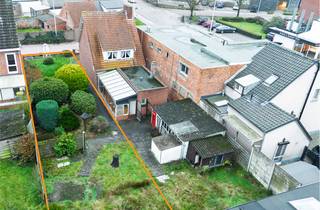 <p><strong>Bouwgrond voor gesloten bebouwing in hartje Oud-Turnhout (301 m²)</strong></p>
<p>Op zoek naar de perfecte locatie om uw droomwoning te realiseren? Deze bouwgrond van 301 m² biedt een unieke kans om een woning in gesloten bebouwing te bouwen, midden in het centrum van Oud-Turnhout en toch verrassend rustig gelegen.</p>
<p>De ligging is zonder twijfel een absolute troef. U bevindt zich op wandelafstand van winkels, supermarkt, bakker, slager en gezellige horecazaken. Ook sportliefhebbers zitten hier goed dankzij de nabijheid van sportcentrum De Hoogt. Alles wat u dagelijks nodig heeft, ligt binnen handbereik.</p>
<p>Ondanks de centrale ligging geniet u hier van een rustige woonomgeving, ideaal voor wie comfortabel wil wonen met alle voorzieningen vlakbij. De combinatie van bereikbaarheid, faciliteiten en woonkwaliteit maakt deze bouwgrond bijzonder interessant voor zowel particuliere bouwers als investeerders.</p>
<p>Met een perceeloppervlakte van 301 m² beschikt u over voldoende ruimte om een hedendaagse woning te realiseren, volledig naar eigen smaak en wensen.</p>
<p><strong>Extra opportuniteit:</strong> er bestaat de mogelijkheid om de naastgelegen woning bij aan te kopen. Dit biedt interessante perspectieven voor projectontwikkeling, bijvoorbeeld het realiseren van een nieuwbouwproject met twee woningen. Een mooie investeringskans op een topligging in het centrum.</p>
<p>Wenst u meer informatie? Twijfel niet om de bouwvoorschriften op te vragen en ontdek alle mogelijkheden die dit perceel te bieden heeft.</p>
<p>Een unieke kans om te bouwen én te investeren op een centrale locatie waar bereikbaarheid en rust perfect samenkomen.</p>