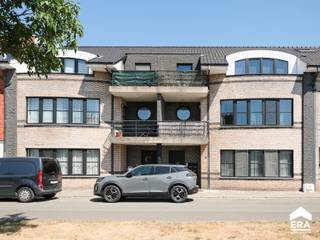 <p><strong>Ruim en energiezuinig appartement met 2 slaapkamers, 2 terrassen en carport.</strong></p>

<p>Op de eerste verdieping van een verzorgd appartementsgebouw met lift bevindt zich dit instapklare appartement van <strong>108m²</strong>. Dankzij de lichtrijke leefruimte, de praktische indeling en de <strong>twee terrassen</strong> geniet u hier van optimaal wooncomfort. Het ruime <strong>hoofdterras van ca. 25m²</strong> aan de achterzijde biedt alle rust en privacy. Verder beschikt het appartement over een keuken, 2 volwaardige slaapkamers, badkamer, apart toilet en wasruimte. De <strong>private parkeerplaats (carport)</strong> achteraan het complex is inbegrepen. Met een <strong>EPC-label A</strong>, een <strong>conforme elektrische keuring</strong> en een <strong>asbestveilig attest</strong> bent u verzekerd van een energiezuinige en zorgeloze aankoop. Het appartement wordt sinds 2024 verhuurd aan zeer zorgzame en correcte huurders, wat het eveneens interessant maakt als investering. Bekijk zeker ook het <strong>indelingsplan</strong> voor een duidelijk overzicht van de praktische indeling. </p>

<p> </p>
