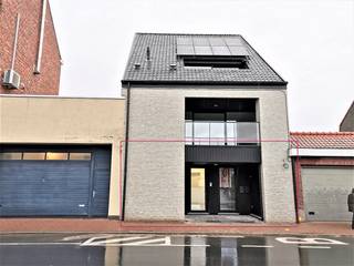 In Residentie A Coté, gelegen in de Hondstraat in Poperinge, vinden we dit stijlvol afgewerkt gelijkvloers appartement terug. De residentie...