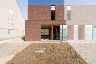 <p><span><strong>KIJKDAG ZA 11/04 6% BTW MOGELIJK | ENERGIEZUINIGE EN KWALITATIEVE HALFOPEN NIEUWBOUWWONING MET CARPORT EN 3 SLAAPKAMERS </strong></span><br /><span>Deze kwalitatieve halfopen nieuwbouwwoning is centraal gelegen in Vinkt op slechts 6 min. van Deinze, op 10 min. van Aalter en op wandelafstand van bakker, slager, school, sporthal en supermarkt. </span><br /><span>Deze woning heeft een optimale indeling met ruime leefruimte en open keuken, voldoende bergruimte, carport én 3 volwaardige slaapkamers.</span><br /><span>De warmtepomp met vloerverwarming en passieve koeling op 2 verdiepen, zonnepanelen, maximale isolatie en ventilatiesysteem D dragen bij tot een zeer energiezuinige eigendom.</span><br /><span>Dit alles op een mooi perceel van 243m² en met de mogelijkheid van het verlaagde 6% btw-tarief.</span><br /><span>Kijkdag op afspraak zaterdag 11 april, mail of bel om jouw afspraak vast te leggen. </span></p><p><span><strong>INDELING:</strong></span><br /><span>We komen binnen in de inkomhal met afzonderlijk toilet. Vanuit de inkom komen we terecht in de ruime leefruimte met open keuken.</span><br /><span>De leefruimte biedt grote raampartijen die voor een natuurlijke lichtinval alsook een mooi zicht op te tuin zorgen.</span><br /><span>Vanuit de keuken heeft men rechtstreekse toegang naar de wasplaats/berging.</span><br /><span>Op het verdiep vinden we de nachthal met afzonderlijk toilet en toegang tot 3 volwaardige slaapkamers en de badkamer met inloopdouche en dubbele lavabo met meubel.</span><br /><span>Buiten kan men genieten van een mooie tuin met afgewerkt terras. Tot slot wordt er nog een carport voorzien en geniet men een extra staanplaats op de oprit.</span><br /><span>De woning wordt volledig afgewerkt opgeleverd met inspraak van materiaalkeuze.</span><br /><span>Het lastenboek is beschikbaar en kan men raadplegen op aanvraag.</span></p><p><span><strong>TROEVEN:</strong></span><br /><span>- Warmtepomp met vloerverwarming en passieve koeling</span><br /><span>- Zonnepanelen aanwezig</span><br /><span>- 3 ruime slaapkamers</span><br /><span>- Carport + aangelegd terras</span><br /><span>- Regenwaterput 10.000L</span></p>