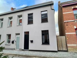 Zeer mooi gerenoveerde en energiezuinige woning met tuin gelegen in het centrum van Puurs. Indeling als volgt; inkomhal met gastentoilet...