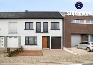 ** KIJKDAG ZATERDAG 20 DEC (VM) - ENKEL OP AFSPRAAK. 
Deze solide woning met garage en tuin is rustig gelegen op de grens met Liedekerke. Een locatie die scoort. Dankzij vlotte verbindingen ben je in een mum van tijd in Gent of Brussel. Alle voorzieningen binnen handbereik: winkels, het denderpad, scholen, natuur en de N45.Een woning vol potentieel en een ruime oprit voor meerdere wagens voor de deur. Bij binnenkomst word je meteen verwelkomd door de inkomhal met trap, die het karakter en de charme van de woning benadrukt. Verder is een leefruimte, een eetkamer en een keuken + berging + doucheruimte en een garage. 
Vanuit de keuken heb je toegang tot de tuin met achterpoort. 
Op de 1e verdieping zijn er 4 slaapkamers en een badkamer.
Ten slotte is er nog een zolder, toegankelijk met vaste trap die nog potentieel biedt om verder in te richten. De achtertuin is ruim. Met wat creativiteit en groene vingers kun je hier een sfeervolle plek creëren. Verder is er nog een kelder. 
Gelegen op een toplocatie in Denderleeuw, combineert deze woning charme en mogelijkheden met een veelbelovende toekomst.
Daarnaast zijn er tal van financiële voordelen beschikbaar om jouw renovatieproject te ondersteunen. Check Mijn VerbouwPremie en ontdek premies, subsidies, renteloze leningen en belastingvoordelen voor energiebesparende maatregelen. EPC LABEL F.
Renovatieverplichting binnen de 6 jaar naar EPC label D. BETONSTRUCTUUR. 

