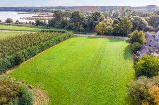 Uiterst indrukwekkend gelegen bouwgrond voor open bebouwing met extra weiland van totaal 41a 92ca. De bouwgrond is gelegen recht tegenover...