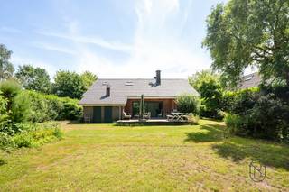 Charmante gezinswoning met privacy, op toplocatie in Deurle. <br /><br />Welkom in deze stijlvolle en bijzonder ruime woning, gelegen in de gegeerde Jenny Montignylaan in het hart van Deurle. <br />Hier woont u in een rustige, groene omgeving waar privacy, comfort en levenskwaliteit centraal staan, terwijl alle voorzieningen en belangrijke verbindingswegen zich binnen handbereik bevinden.<br /><br />Deze charmante woning beschikt over vier volwaardige slaapkamers en twee badkamers, waardoor ze perfect aansluit bij de behoeften van een modern gezin. De doordachte indeling creëert een aangename balans tussen gezellige leefruimtes en comfortabele privévertrekken. Grote raampartijen zorgen doorheen de woning voor een overvloed aan natuurlijk licht en versterken het gevoel van ruimte.<br /><br />De leefruimte vormt het warme hart van de woning en nodigt uit tot gezellige familiemomenten en ontspannen avonden. De verbinding met de tuin zorgt voor een naadloze overgang tussen binnen- en buitenleven. Buiten geniet u van een prachtige groene omgeving waar rust en privacy gegarandeerd zijn.<br /><br />De ligging is zonder twijfel een van de grootste troeven. Deurle staat bekend om zijn exclusieve residentiële karakter, zijn charmante dorpssfeer en zijn nabijheid tot natuurgebieden, recreatiemogelijkheden en de stad Gent. Wonen op deze locatie betekent dagelijks genieten van een uitzonderlijke woonkwaliteit in een van de meest begeerde buurten van de regio.<br /><br />Troeven<br />* Gelegen in een van de meest gegeerde straten van Deurle<br />* 4 ruime slaapkamers<br />* 2 comfortabele badkamers<br />* Lichtrijke leefruimtes<br />* Rustige en groene woonomgeving<br />* Combinatie van privacy, ruimte en wooncomfort<br /><br />Een woning die elegantie, ruimte en een uitzonderlijke ligging samenbrengt en een unieke kans biedt voor wie op zoek is naar exclusief wonen in het groene hart van Deurle. ✨🏡🌳