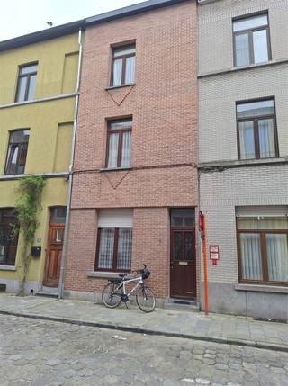 RIJWONING met 4 (of evt. 5 ) slaapkamers. Deze woning ligt in de levendige wijk nabij het UZ Sint-Lucas, en Gent centrum.U beschikt over +/- 140 m²...