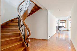 Uniek dakappartement in het centrum van Tienen, met uitzicht op de Grote Markt en maar liefst 299 m² bewoonbare oppervlakte.Het dakappartement  is...