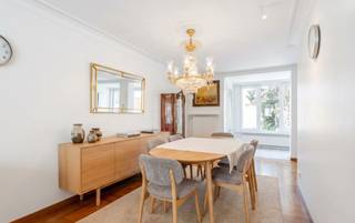 Deze eigendom is gelegen in hartje Roeselare met name in de Désiré Mergaertstraat 36 en dit op een perceel grond van 233 m². U beschikt over een ZEER RUIME EN PERFECT ONDERHOUDEN WONING (totaalrenovatie 1993) alsook een RUIME LOODS 100 m² met mogelijkheid tot aankoop van een tweede garage (toegang achterom). Dit alles geniet een CENTRALE LIGGING op wandelafstand van het stadscentrum, bakker, slager, winkels, scholen en openbaar vervoer enz...<br /><br />PLUSPUNTEN:<br />* CENTRALE LIGGING<br />* GEEN RENOVATIEPLICHT C-LABEL <br />* CONFORME ELEKTRISCHE KEURING TOT 2048<br />* RUIME EN HOOGWAARDIGE AFGEWERKTE WOONST | 100 m² LOODS <br />* CENTRALE VERWARMING GAS 2021 | DUBBELE BEGLAZING PVC + ROLLUIKEN <br />* MOGELIJKHEID TOT AANKOOP VAN EEN 2DE GARAGE + RECHT VAN DOORGANG € 25.000,00<br /><br />INTERIEUR:<br />U komt binnen via de inkomhall met directe trap naar de leefruimte op het eerste verdiep. <br />Rechts van de inkom is er toegang tot de garage van maar liefst 76 m²! Door de dubbele garagepoorten is er tevens directe toegang tot het terras en aansluitend de LOODS/STAPELPLAATS van 100 m²! <br />Als laatste op het gelijkvloers is er een koele berging en ruime wasplaats. <br />Het verdiep omvat een lichtrijke leefruimte van maar liefst 86 m² met aansluitend de ingerichte open keuken (12 m² | kookplaat | dampkap | spoelbak | oven | microgolf | frigo) en apart gastentoilet. <br />Via de keuken/leefruimte is er een buitentrap naar de binnentuin van 55 m².<br />Het tweede verdiep omvat 2 ruime slaapkamers (26,50 m² 15,50 m²) de ene kamer voorzien van douche en lavabo en ingemaakte kastenwand, en de andere kamer van een ingebouwde dressingruimte met lavabo (deze dressingruimte kan als 3de slaapkamer in gebruik genomen worden. Ook is er op dit verdiep nog de badkamer (ligbad | douche | lavabo met meubel | toilet).<br />Tot slot is er de volledig geïsoleerde zolderverdieping te betreden via een vouwtrap.<br /><br />EXTERIEUR:<br />De woning is voorzien van een zonnige ruime binnentuin (55 m²) met toegang tot de garage en werkplaats. Tevens is er voldoende parkeergelegenheid in de straat.