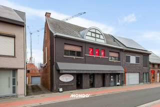 In het hart van Ruisbroek bieden wij u dit veelzijdige gebouw aan, ideaal voor wie wonen en ondernemen wil combineren.Op het gelijkvloers bevond zich...