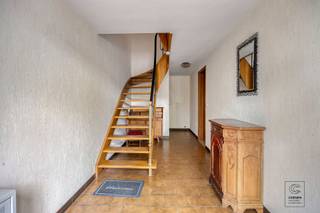 <p>Deze ruime <strong>halfopen bel-etagewoning</strong> met een bewoonbare oppervlakte van <strong>193 m²</strong> combineert comfort, functionaliteit en een aangename buitenruimte. Via de ruime inkomhal met apart gastentoilet betreedt u de woning. Vanuit de hal heeft u toegang tot de <strong>inpandige garage</strong> en de aansluitende praktische <strong>wasplaats</strong>.</p><p>Op de eerste verdieping bevindt zich de <strong>lichtrijke leefruimte</strong>, afgewerkt met een onderhoudsvriendelijke stenen vloer. De open, geïnstalleerde keuken is uitgerust met een gaskookvuur, dampkap, vaatwasser en tal van ingemaakte kasten, waardoor u geniet van voldoende opbergruimte. Aansluitend aan de leefruimte bevindt zich een gezellige afgesloten veranda, die niet alleen extra leefruimte creëert maar ook, naast de toegang via de garage, een rechtstreekse verbinding biedt met de <strong>grote, zonnige tuin van ca. 286 m²</strong> achteraan. De tweede verdieping omvat <strong>drie volwaardige slaapkamers</strong> en een <strong>badkamer</strong>, ingericht met een ligbad, een tweede toilet en een lavabomeubel. Dankzij de praktische indeling, de royale ruimtes en de grote tuin vormt deze woning een ideale gezinswoning op een aangename locatie.</p><p>Extra troeven:<br />- Rolluiken<br />- EPC: 323 kWh/m² (D-score -> GEEN renovatieverplichting)<br />- Centrale ligging op wandelafstand van winkels, horeca en openbaar vervoer<br />- Industriegebied voor ambachtelijke bedrijven en kmo's, geen VKR<br />- Het maatregelenregister en stedenbouwkundig uittreksel is aangevraagd</p><p>Voor meer info ga naar www.coenenvastgoed.be of bel 03/375.82.92. </p>
